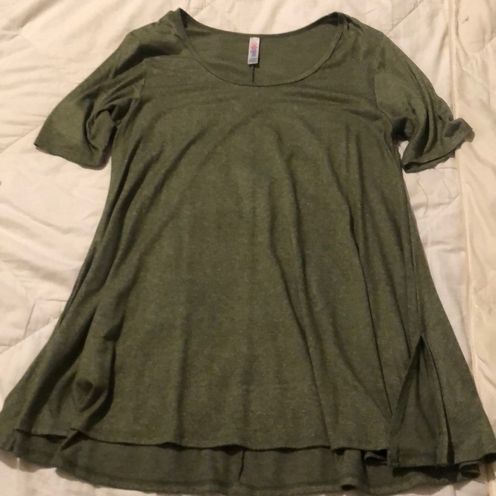 Medium LulaRoe Perfect Tee